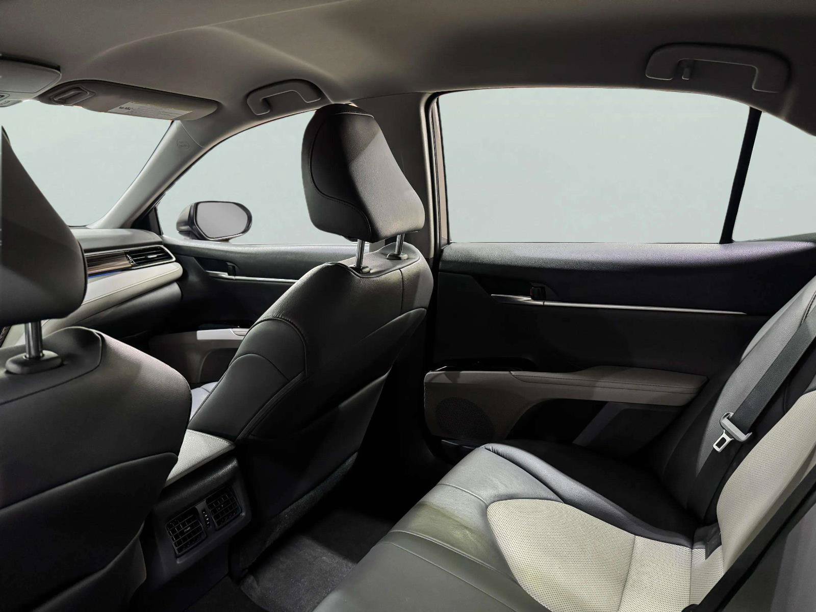 Used 2020 Toyota Camry XLE FWD image 48
