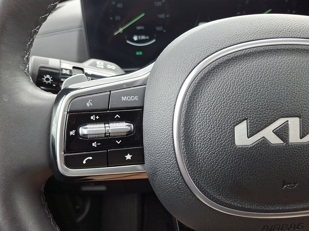 Certified 2025 Kia Carnival SX Prestige FWD image 24