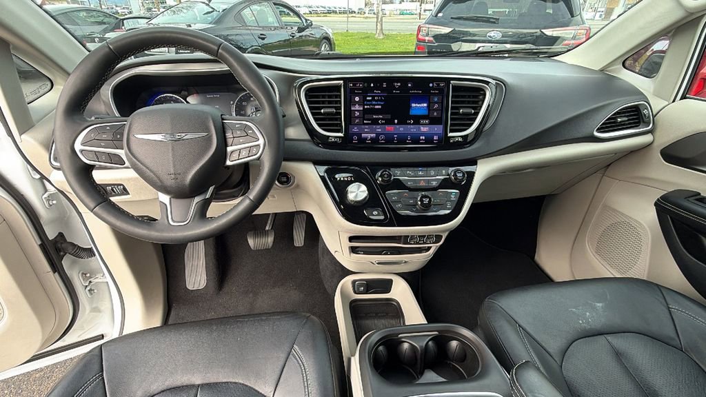 Used 2022 Chrysler Pacifica Touring-L w/ Uconnect Theater Family Group image 15