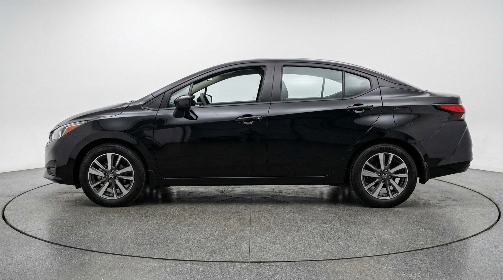 Used 2025 Nissan Versa SV FWD image 5