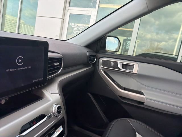 Used 2022 Ford Explorer XLT w/ Equipment Group 202A image 7