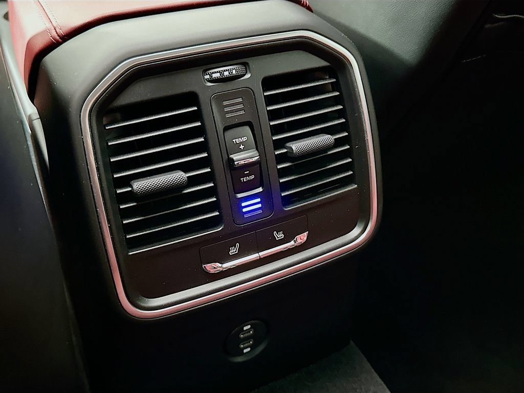 Certified 2025 Porsche Macan AWD/4WD image 27