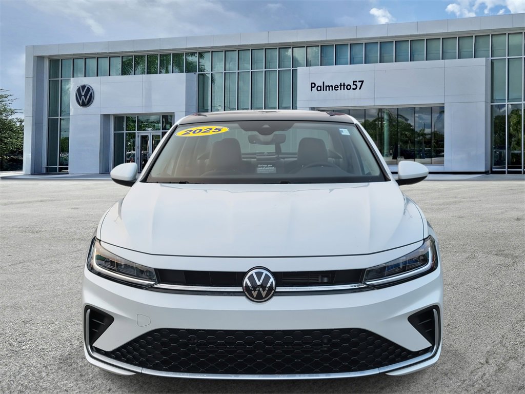 Certified 2025 Volkswagen Jetta SE w/ Sunroof Package image 2