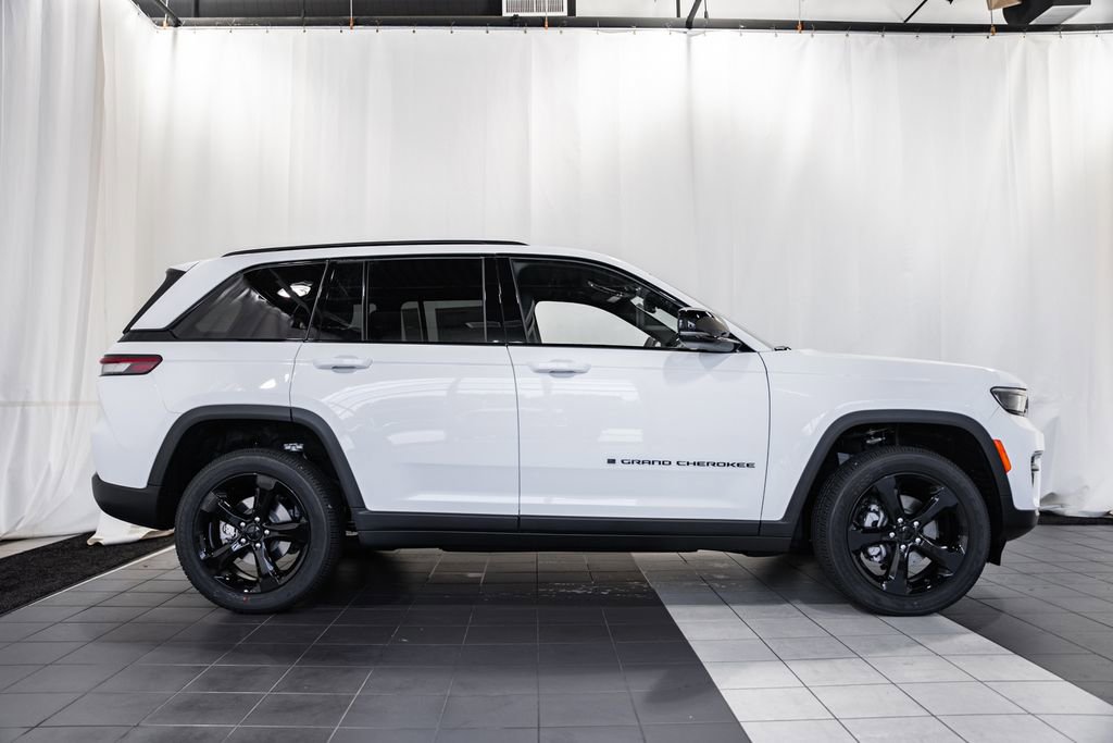 New 2025 Jeep Grand Cherokee Altitude image 3