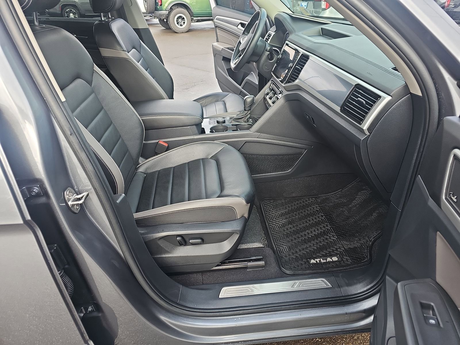 Used 2022 Volkswagen Atlas SEL Premium image 18