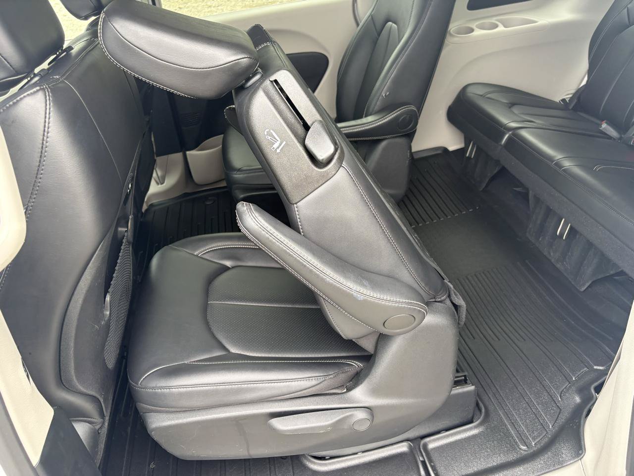 Used 2024 Chrysler Pacifica Limited FWD image 37