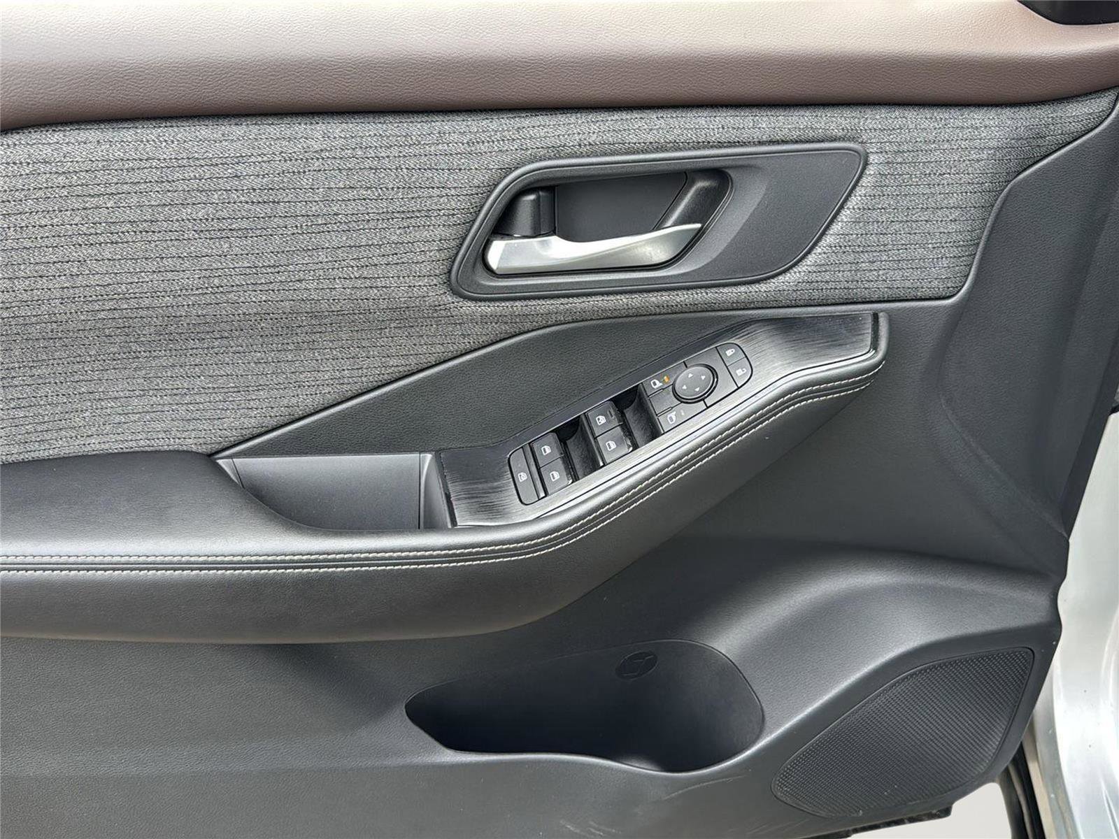 Used 2022 Nissan Rogue SV image 15