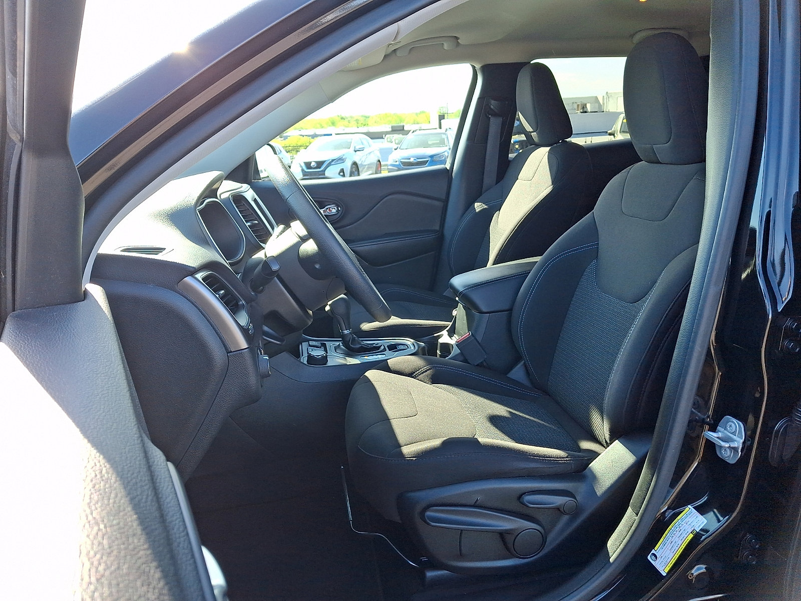 Used 2019 Jeep Cherokee Latitude w/ Popular Appearance Group AWD/4WD image 13