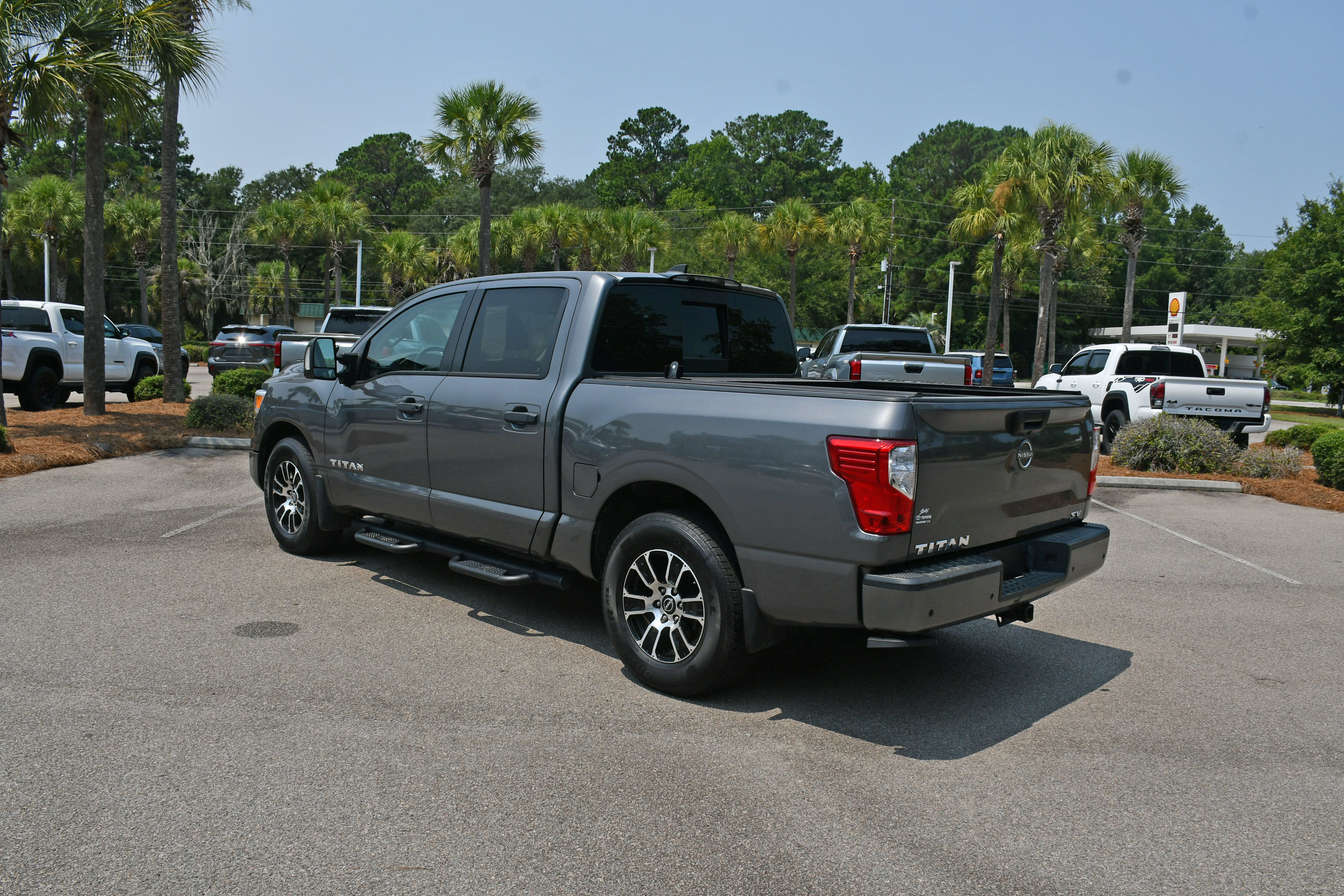 Used 2023 Nissan Titan SV w/ SV Convenience Package RWD image 4