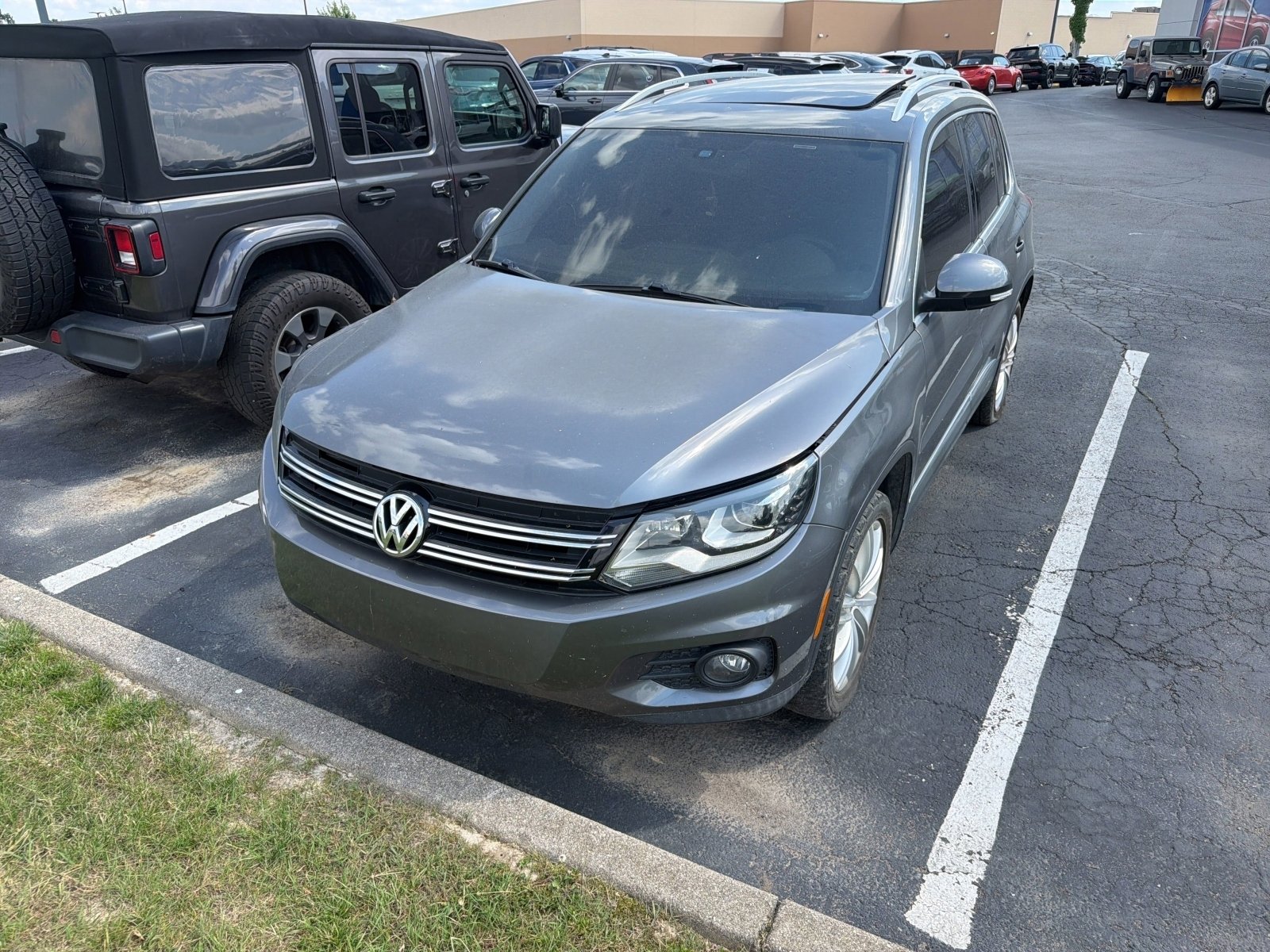 Used 2016 Volkswagen Tiguan SE FWD image 2