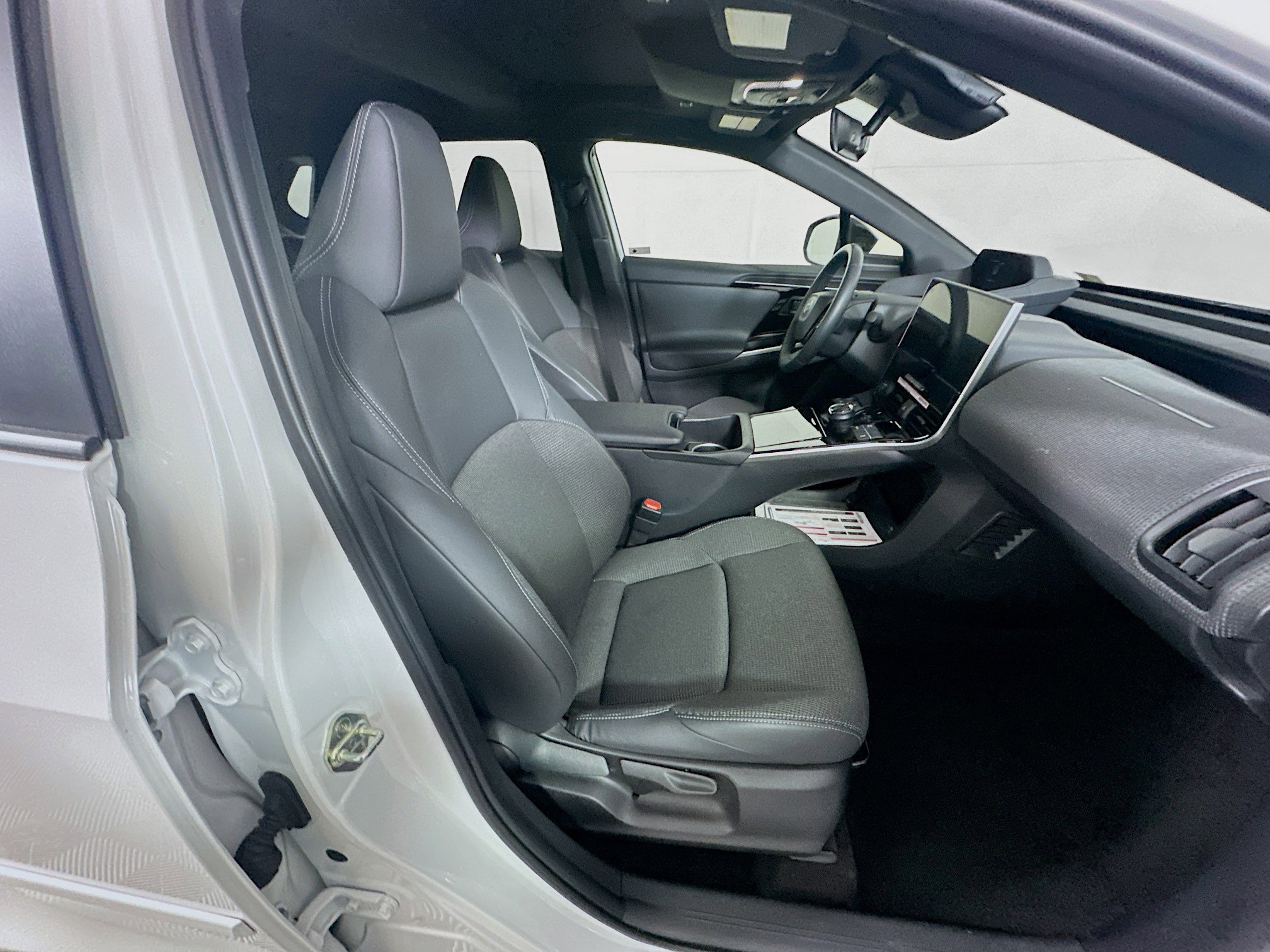 Used 2024 Toyota bZ4X XLE w/ Weather Package FWD image 31