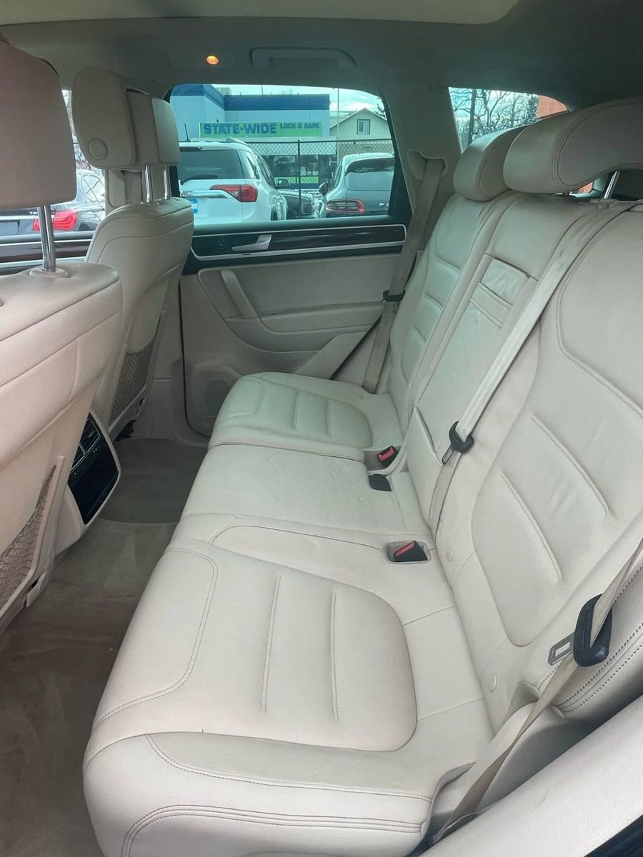 Used 2013 Volkswagen Touareg TDI image 10