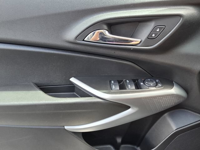 Used 2025 Chevrolet Trax LS w/ LS Convenience Package FWD image 16