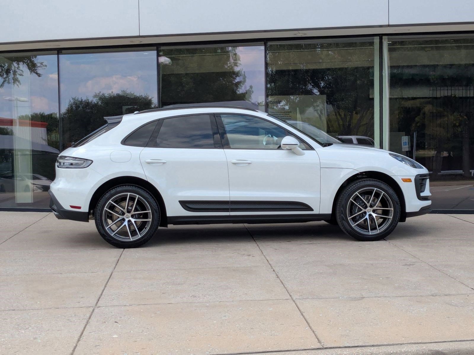 Certified 2026 Porsche Macan AWD/4WD image 8