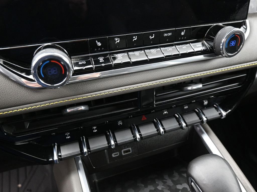 Used 2024 Chevrolet Colorado ZR2 w/ Technology Package image 17