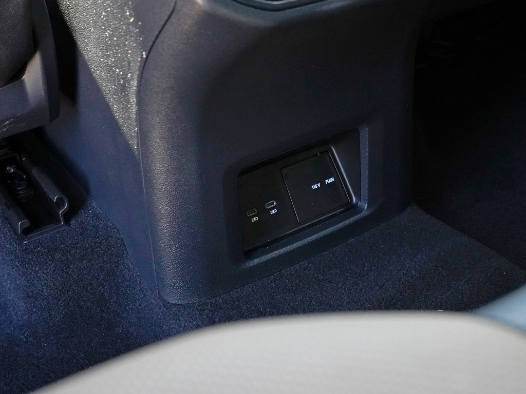 Used 2025 Volkswagen Atlas Cross Sport SE w/ Panoramic Sunroof Package image 39