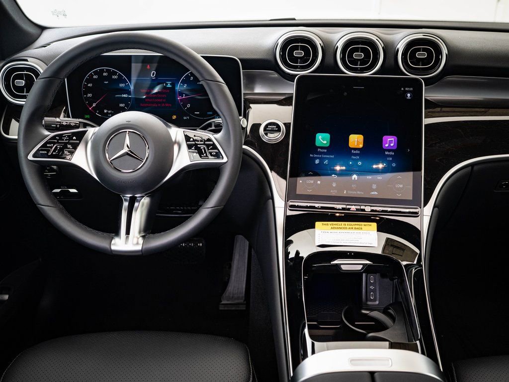 Used 2025 Mercedes-Benz GLC 300 4MATIC image 31