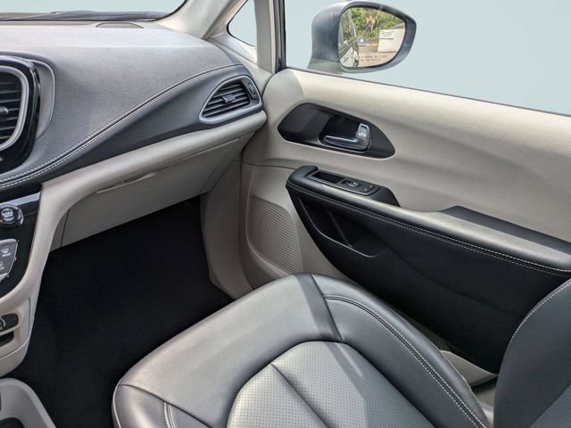 Used 2023 Chrysler Pacifica Touring-L FWD image 19