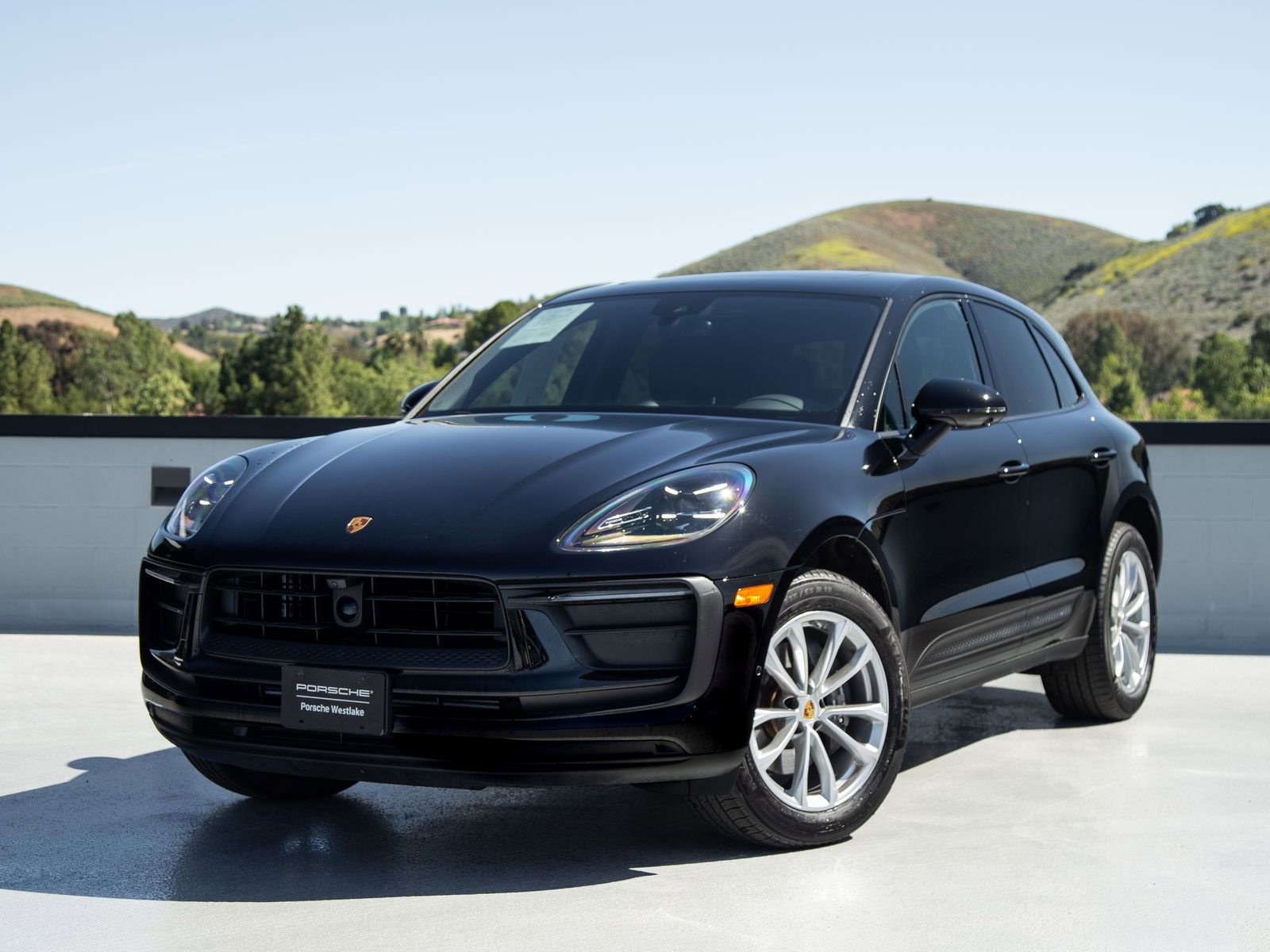 Certified 2025 Porsche Macan AWD/4WD image 1