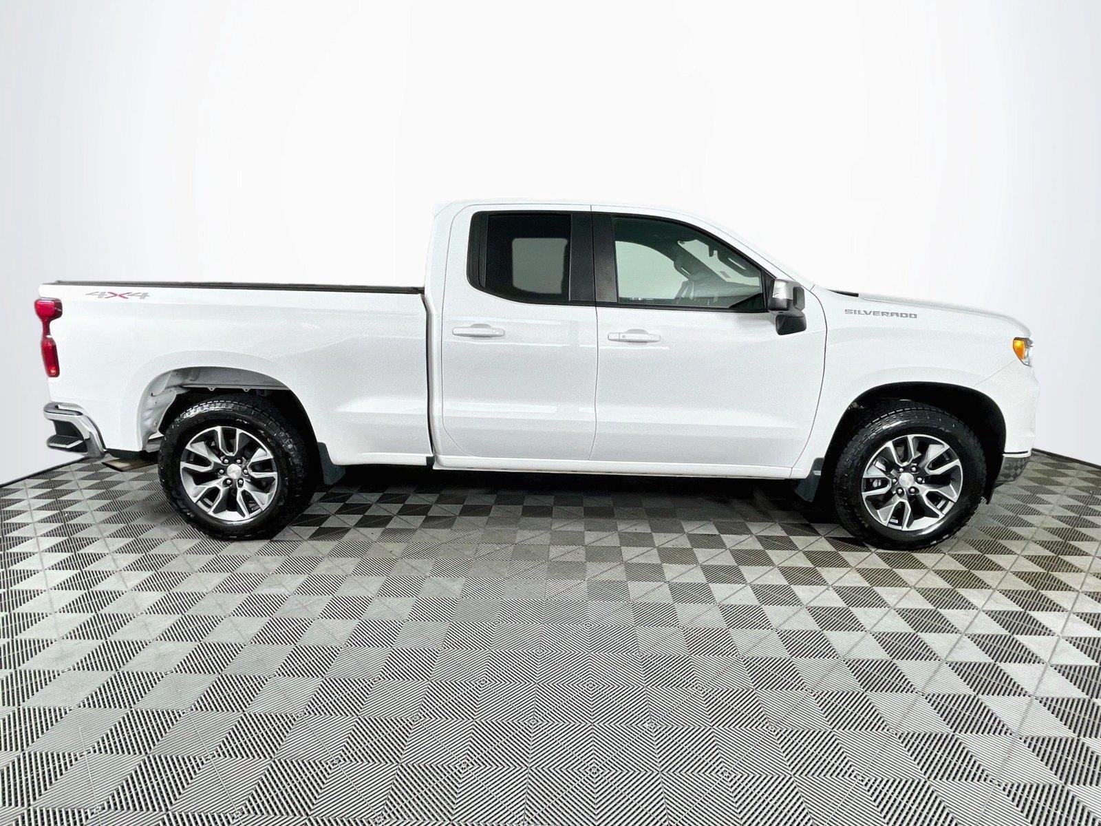 Used 2024 Chevrolet Silverado 1500 LT AWD/4WD image 10