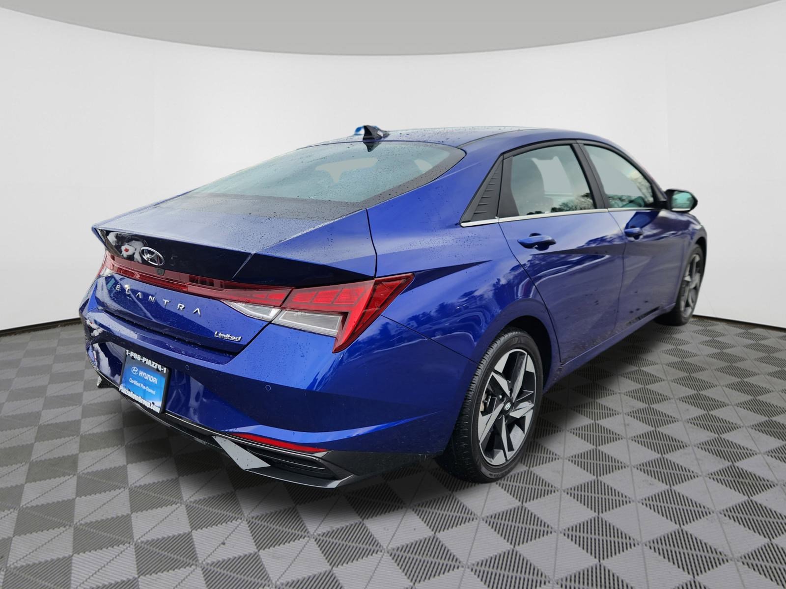 Certified 2023 Hyundai Elantra Limited w/ Preferred Accessory Package image 4