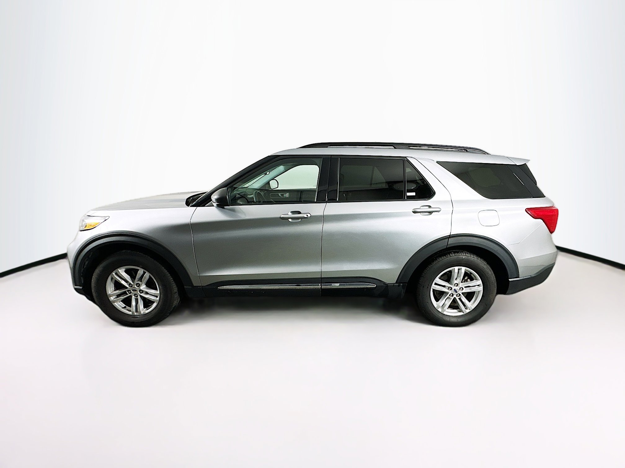 Used 2024 Ford Explorer XLT w/ Equipment Group 202A image 4