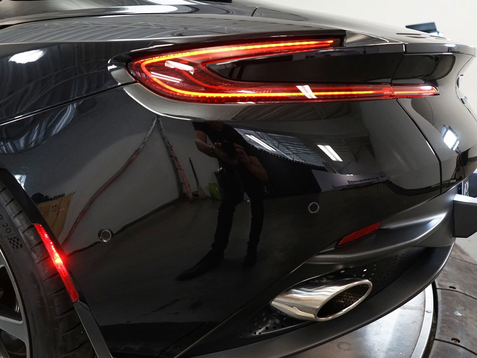 Used 2018 Aston Martin DB11 V12 image 25