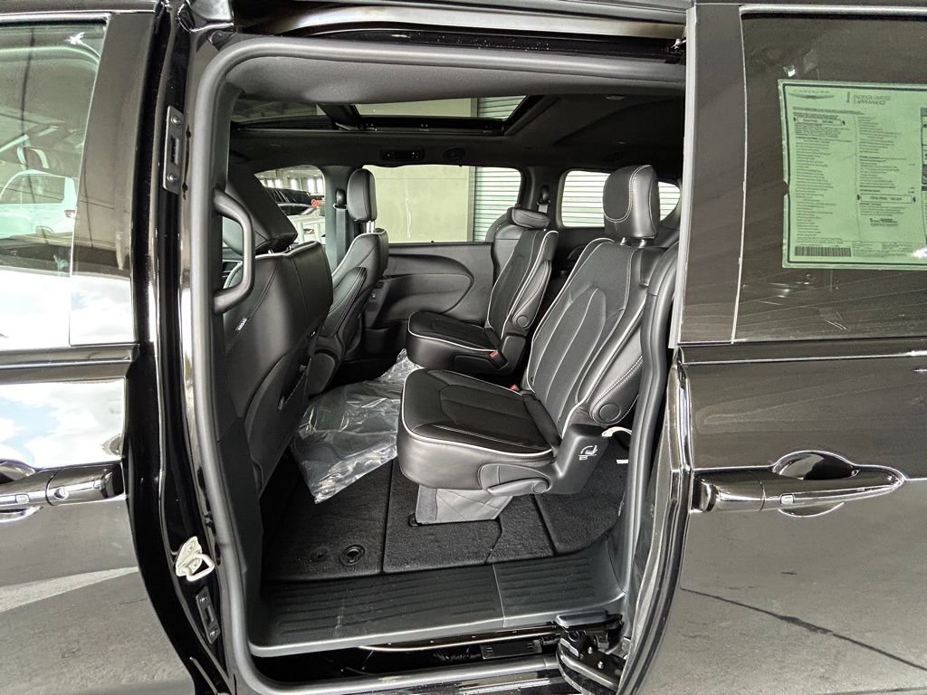 New 2026 Chrysler Pacifica Limited w/ S Appearance Package FWD image 35