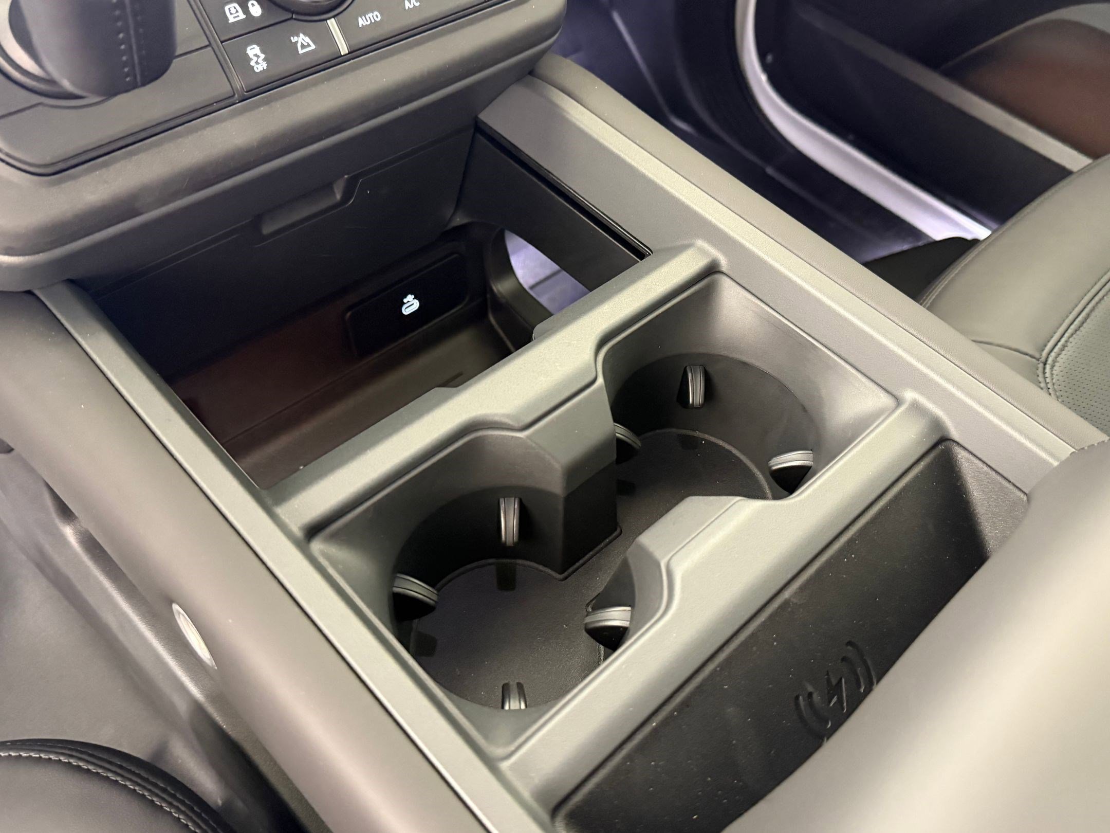 New 2026 Land Rover Defender 130 X-Dynamic SE image 26