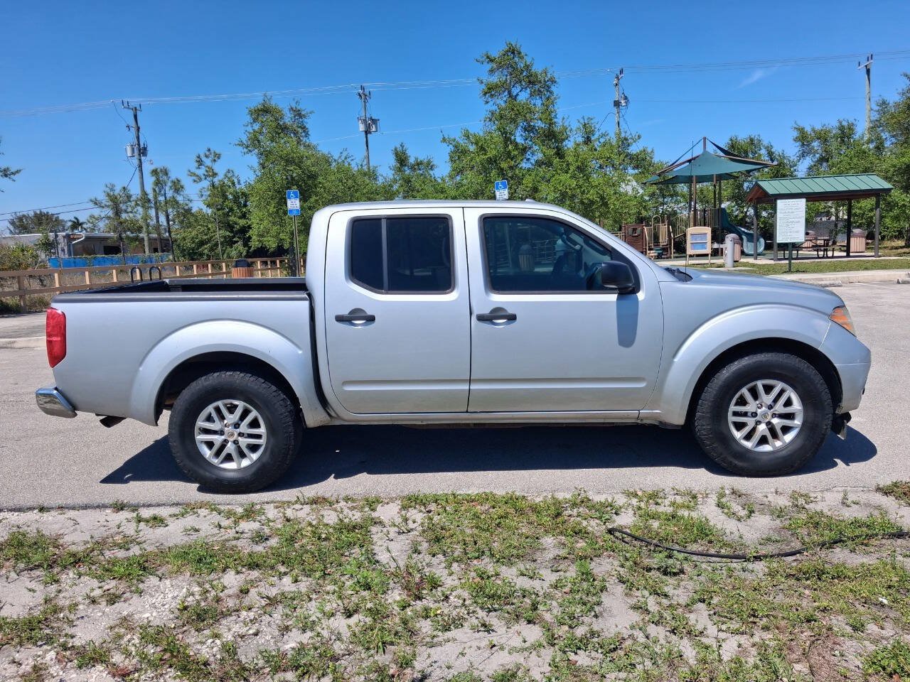 Used 2015 Nissan Frontier S RWD image 4
