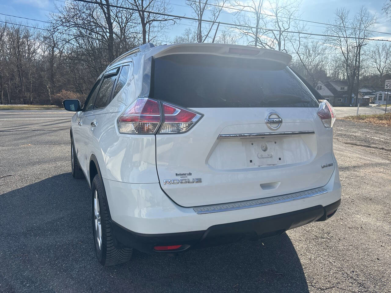 Used 2015 Nissan Rogue SV w/ SV Moonroof Package image 15