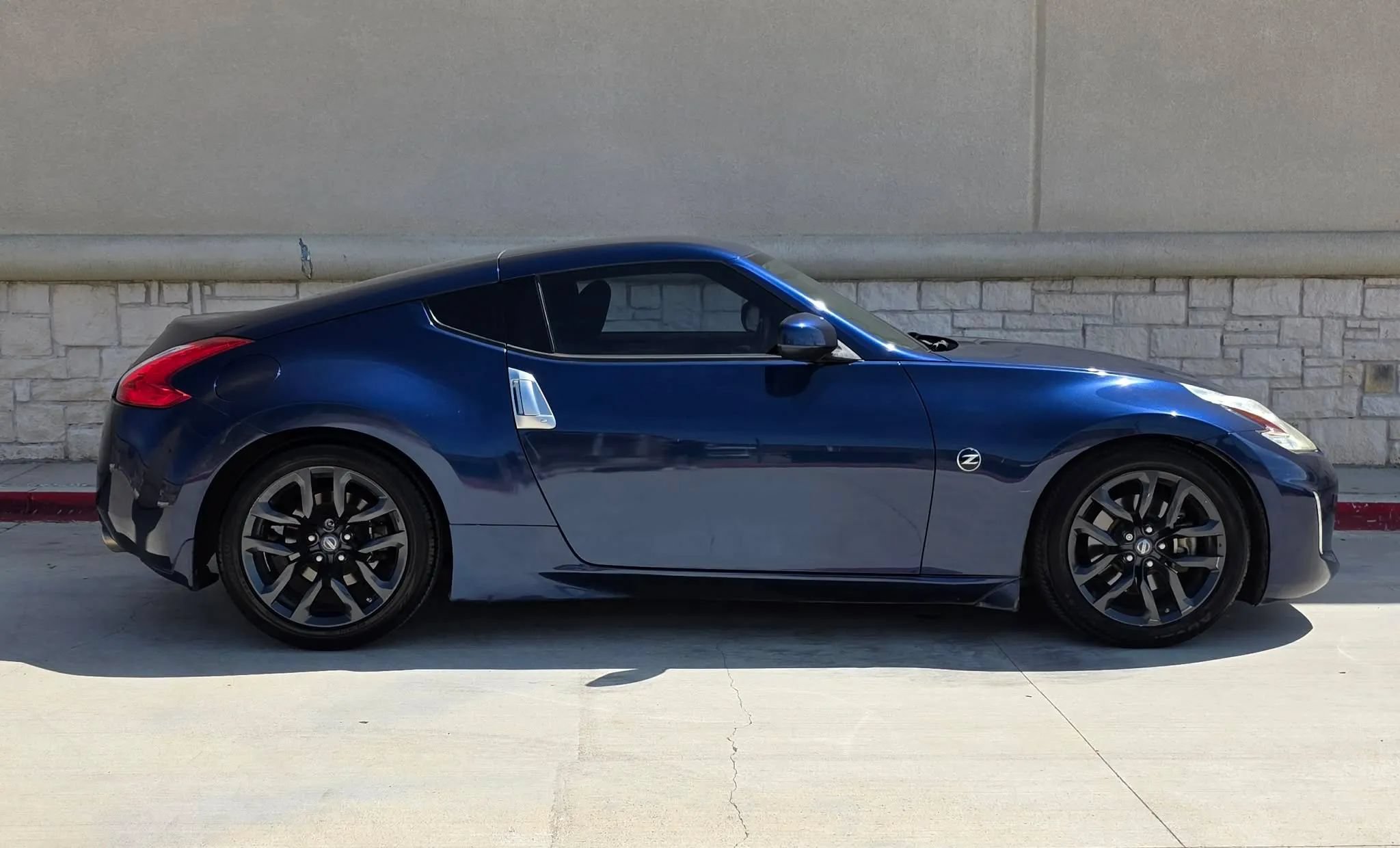 Used 2015 Nissan 370Z Coupe RWD image 2