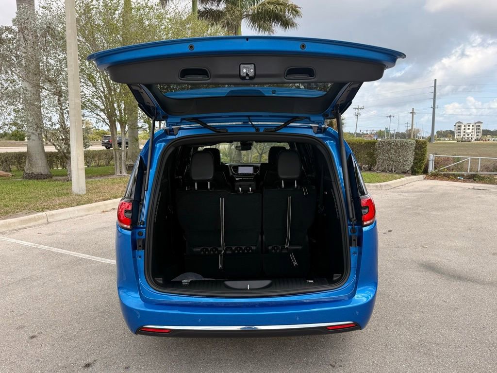 New 2026 Chrysler Pacifica Select image 35