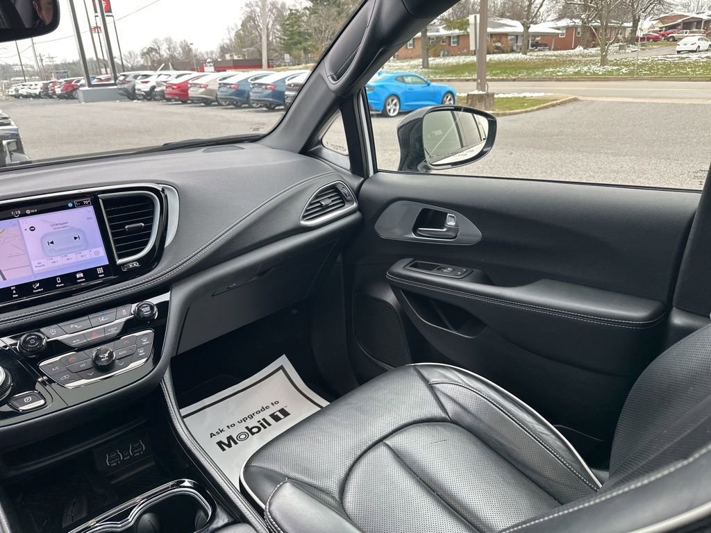 Used 2025 Chrysler Pacifica Limited image 14