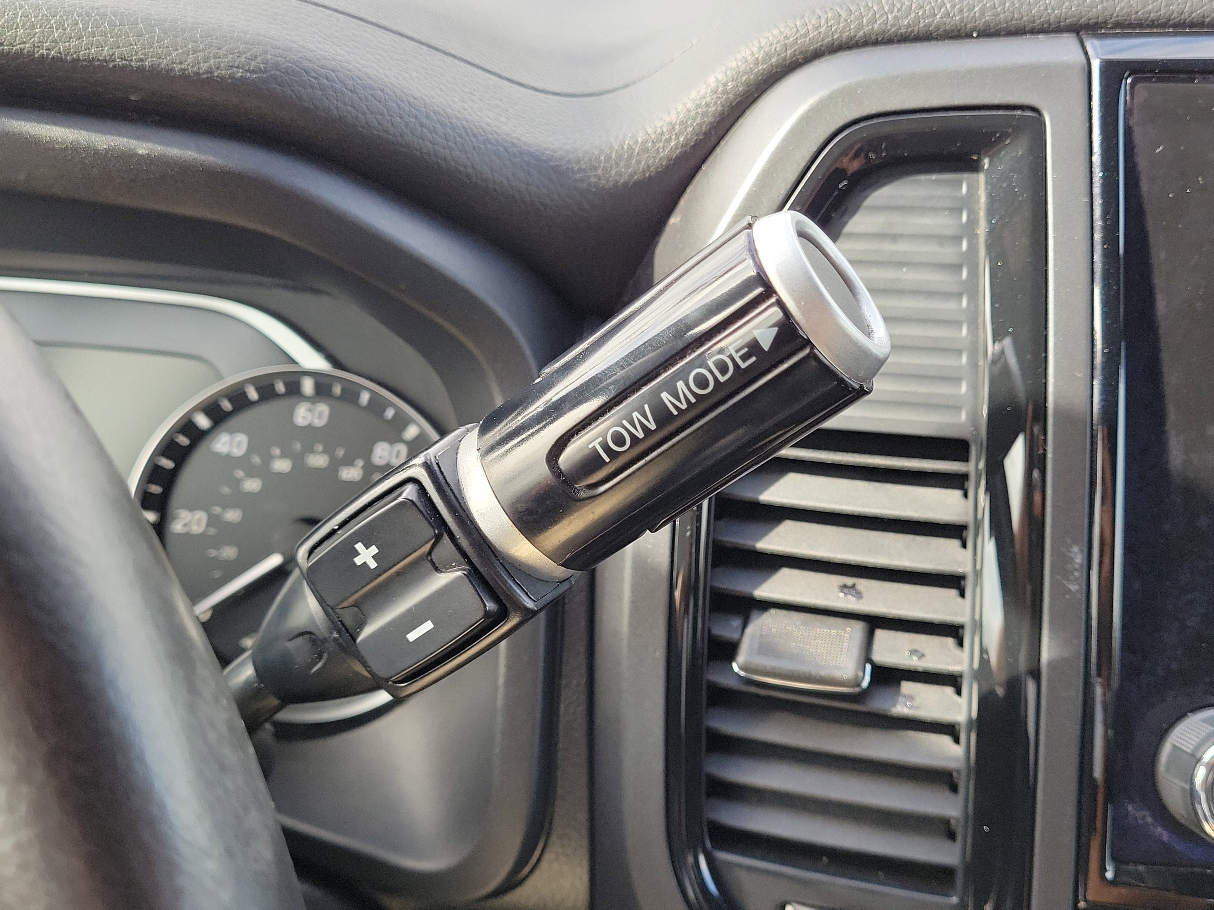 Used 2023 Nissan Titan SV w/ SV Convenience Package image 19