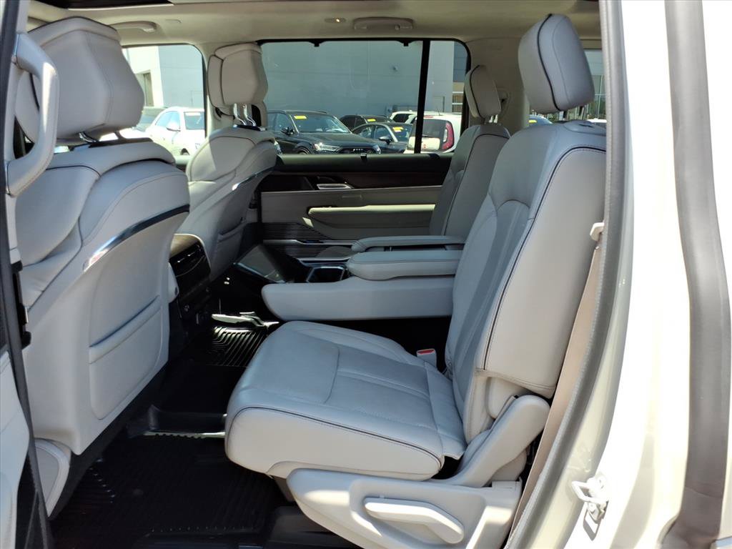 Used 2022 Jeep Grand Wagoneer Series II AWD/4WD image 12