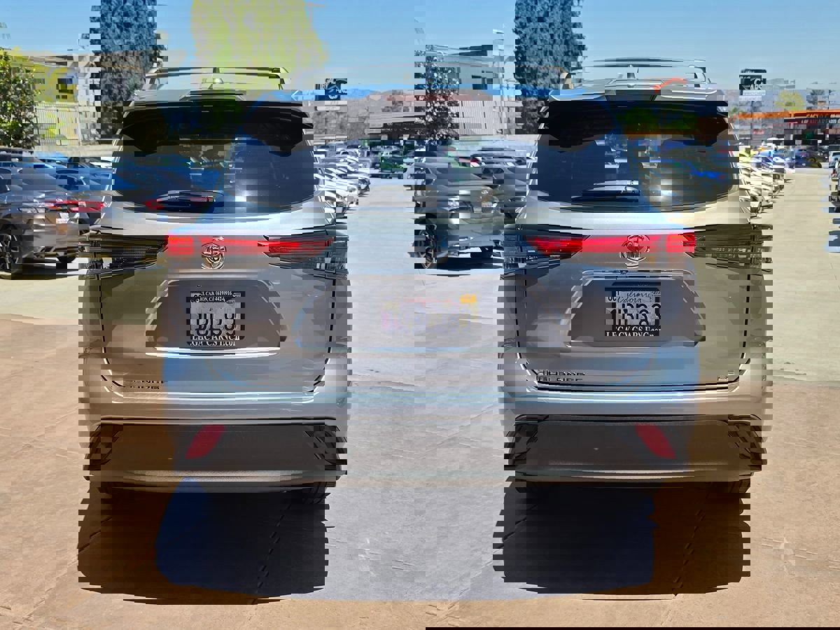 Used 2021 Toyota Highlander LE image 12