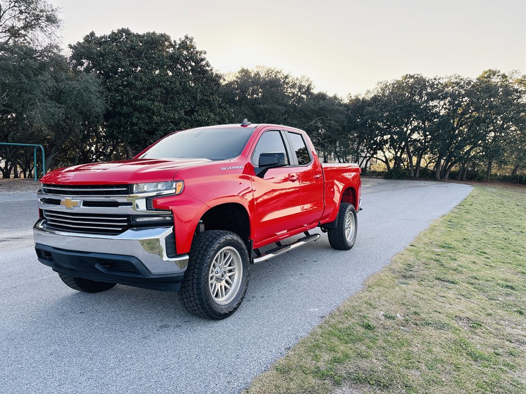 Used 2020 Chevrolet Silverado 1500 LT w/ Trailering Package image 1