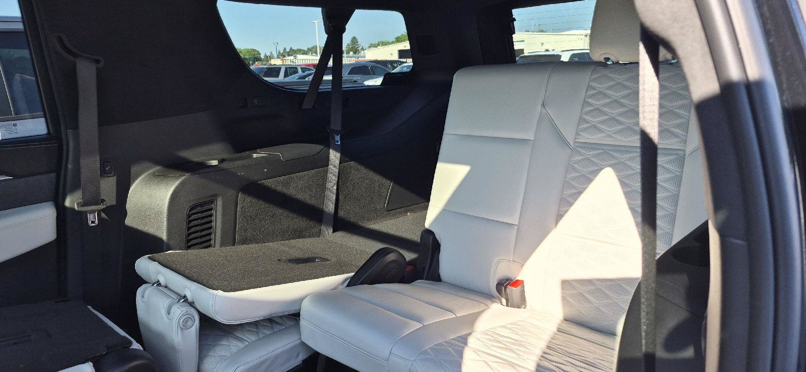 Used 2025 Cadillac Escalade ESV Sport Platinum w/ LPO, Floor Liner Package AWD/4WD image 8