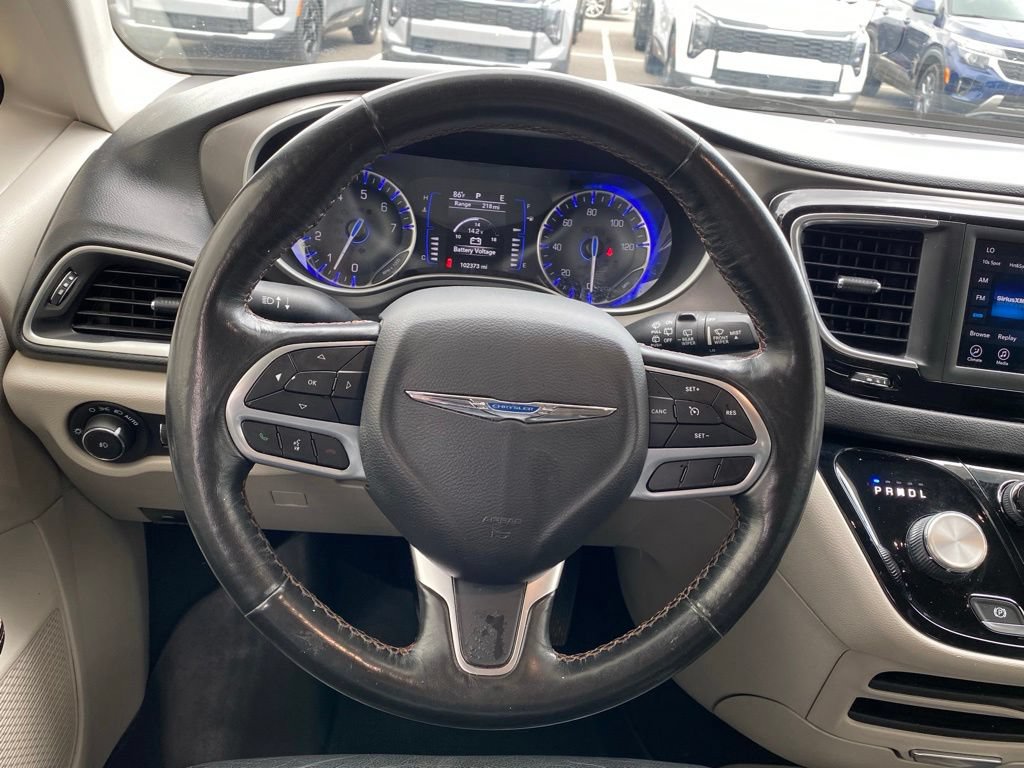 Used 2020 Chrysler Pacifica Touring-L FWD image 13