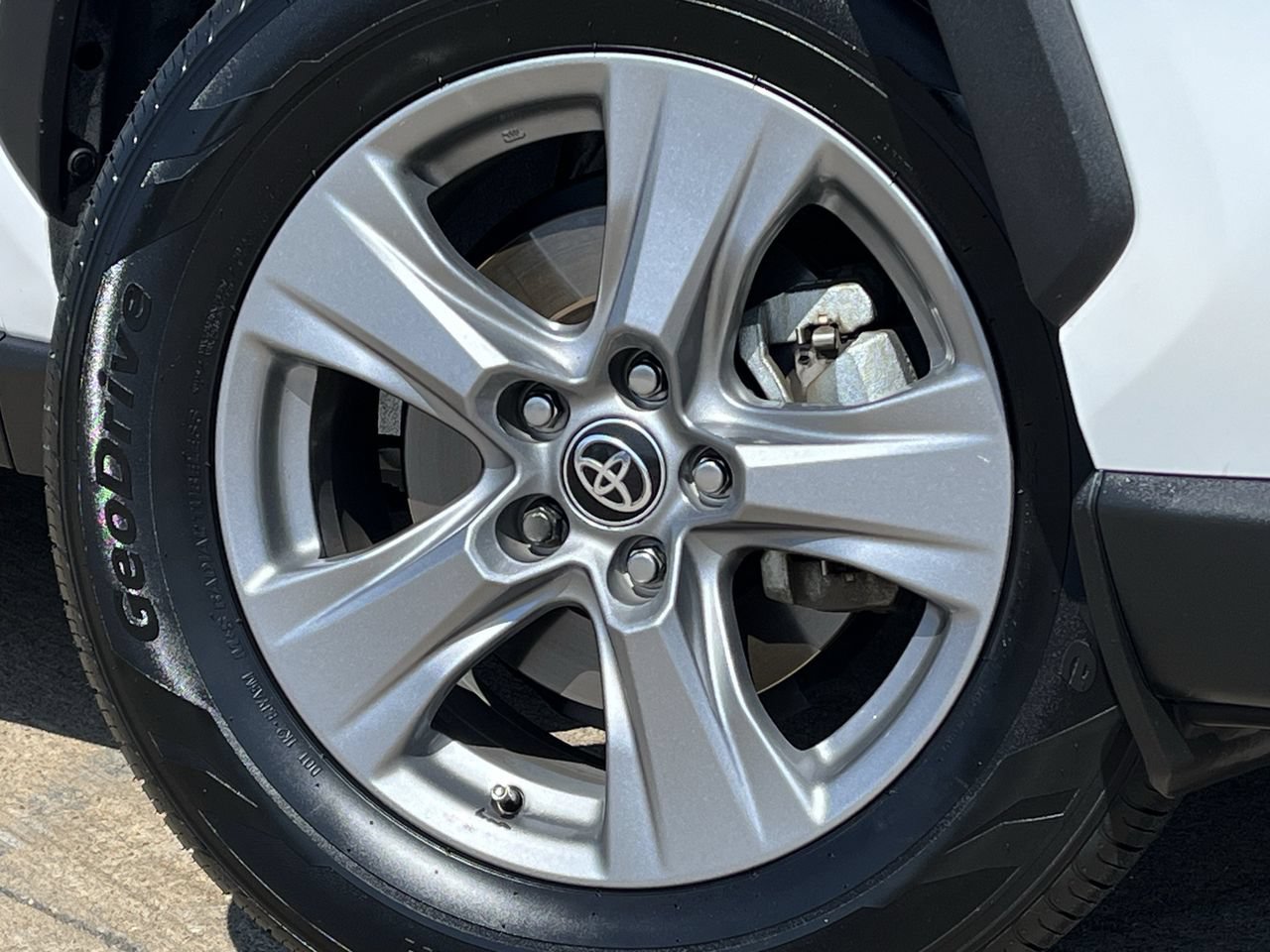 Used 2025 Toyota RAV4 LE AWD/4WD image 28