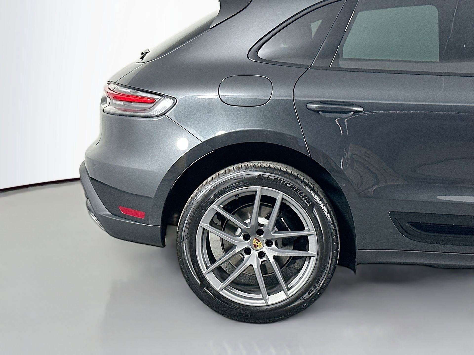 Certified 2025 Porsche Macan image 13
