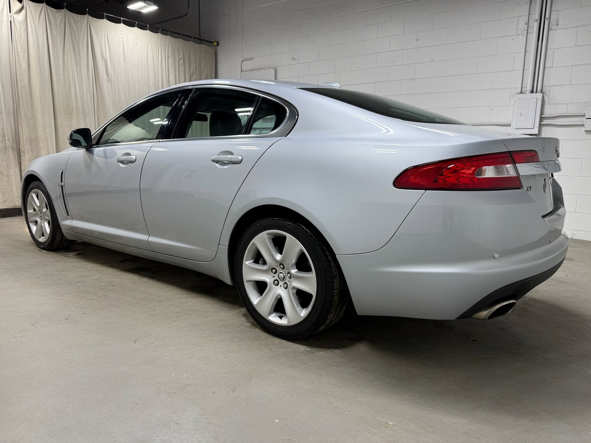Used 2010 Jaguar XF Luxury image 5