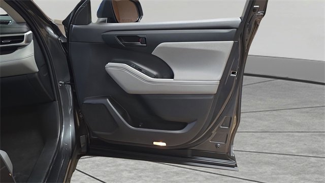 Used 2023 Toyota Highlander L image 26