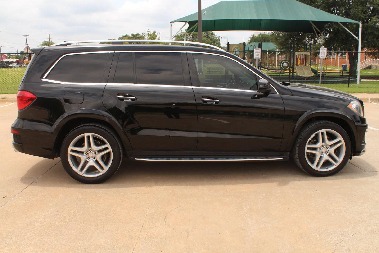 Used 2014 Mercedes-Benz GL 550 4MATIC w/ Driver Assistance Package image 8