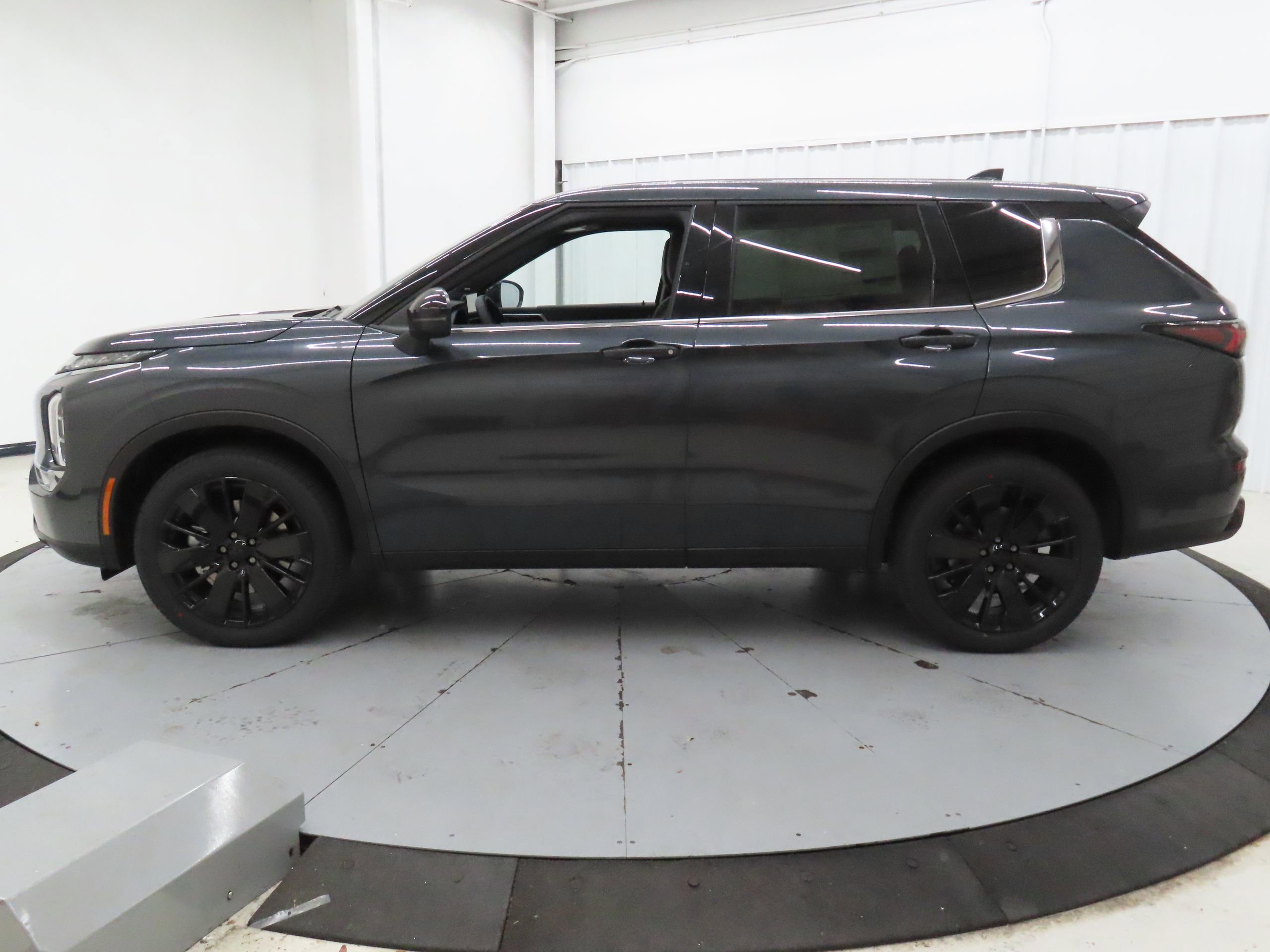 New 2026 Mitsubishi Outlander LE image 6