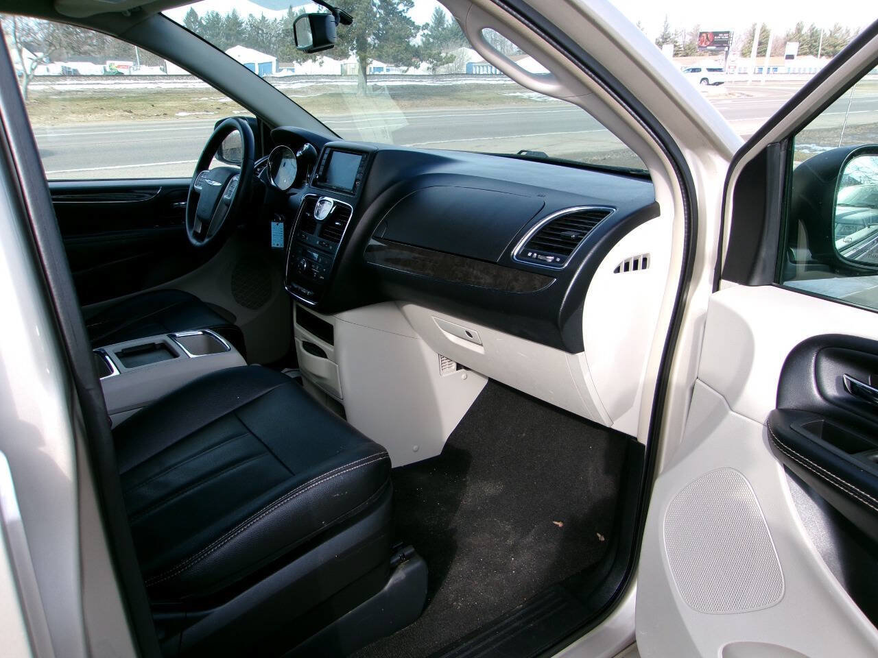 Used 2016 Chrysler Town & Country Touring FWD image 11
