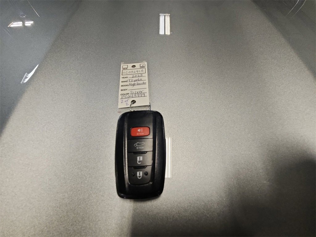 Used 2023 Toyota Highlander XLE image 32