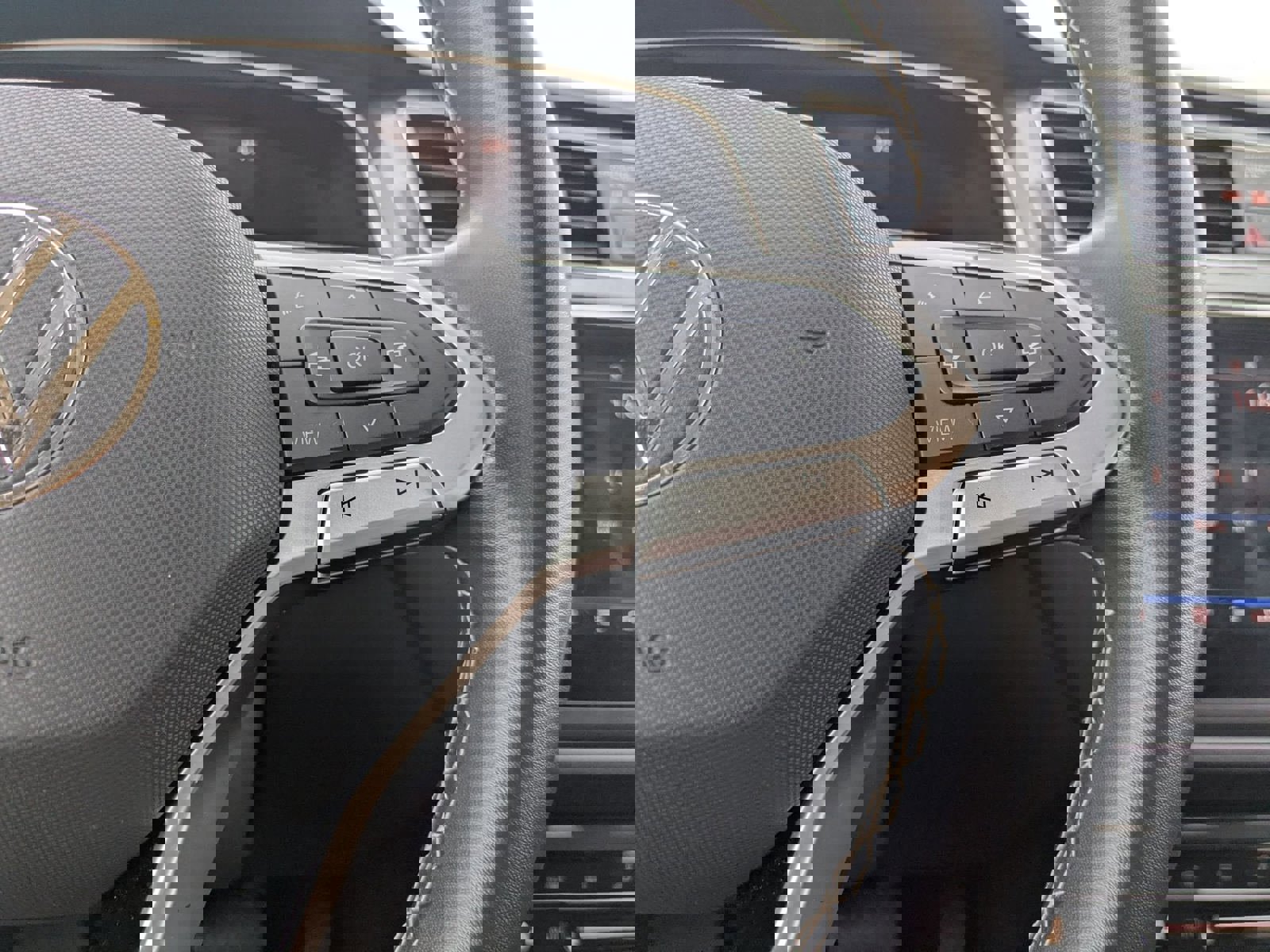 Used 2024 Volkswagen Tiguan SE image 13