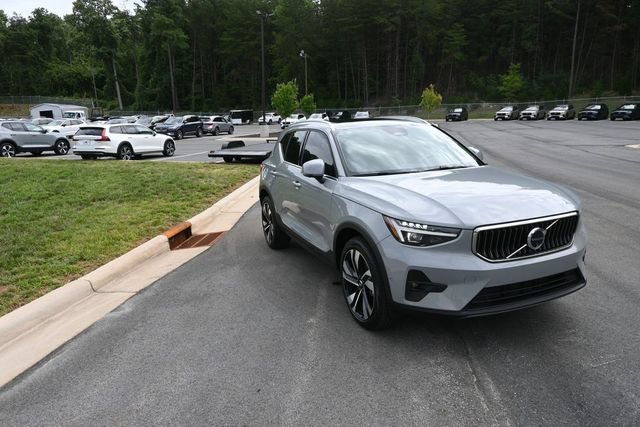 Used 2024 Volvo XC40 B5 Plus w/ Protection Package Premier AWD/4WD image 14